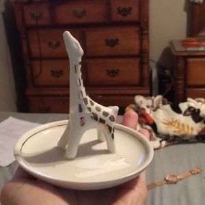 Adorable giraffe ring holder!